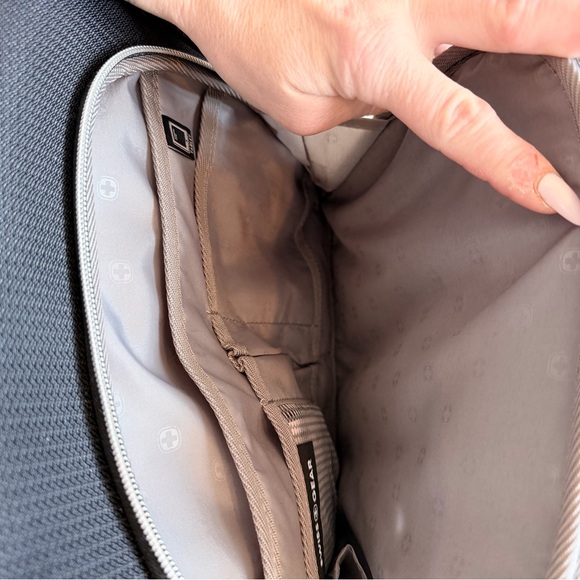 Swiss gear carryon roller bag like new - Picture 6 of 8